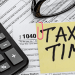 post it con la layenda tax time, al aldo de una calculadora